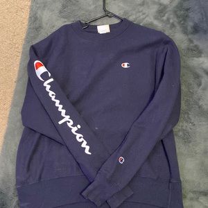 I’m selling this champion crew neck sweatshirt.